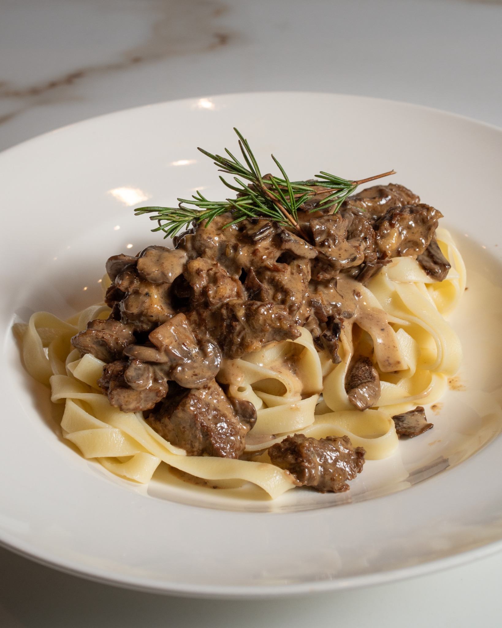 Tagliatelle con lomo al funghi